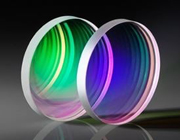 NIRレーザー光源から10～40 nmの極端紫外線を分離するダイクロイックフィルター