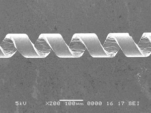 図3　円筒試料外面の螺線パターンをもとに作製したマイクロコイル