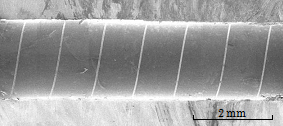 図4　内径2mmの銅管内面に形成した線幅25μmの螺線パターン