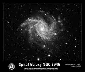 すばる望遠鏡の主焦点カメラSuprimeCamで撮影した渦巻銀河NGC6946。四本の渦巻腕に沿って青い星や赤いガス星雲が並んでいる。