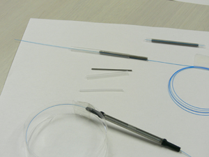 ねじと熱収縮チューブを組み合わせた長周期ファイバーグレーティング